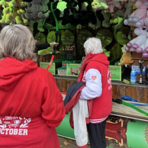 10月3日記念日デザインの服を着て いる人をたくさん見かけました。この街のシンボルカラーである赤と白を 基調としたデザインで楳図かずお先生も気にいる のではないかと思ったりしました。